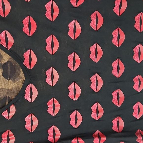 Lane Bryant Lip 💋 Pattern VNeck Tee, 14/16, Valentine's Day Shirt, Black - Picture 2 of 10